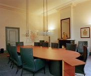 840808 Interieur van het Stadhuis (Stadhuisbrug 1) te Utrecht: de kamer van Burgemeester en Wethouders, voor de grote ...